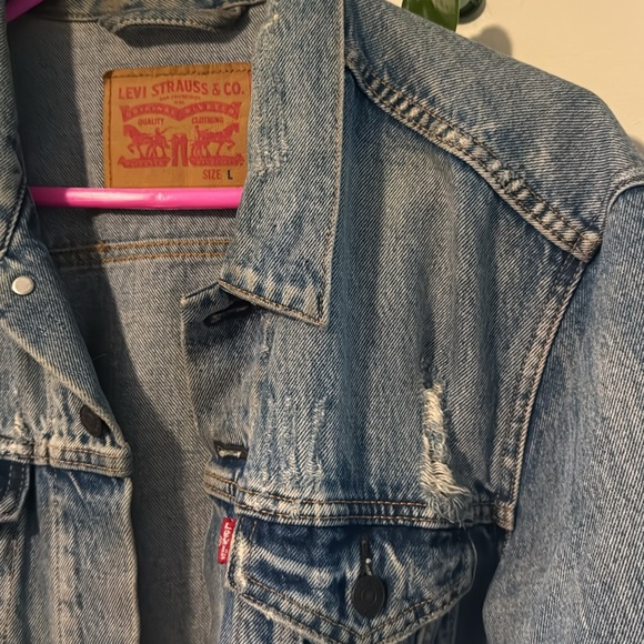 Levi’s distressed blue Jean denim trucker jacket size large - Picture 2 of 5